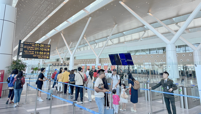 Ngày cuối nghỉ lễ sân bay Tân Sơn Nhất đón 120.000 khách thấp hơn dự báo - Ảnh 3.