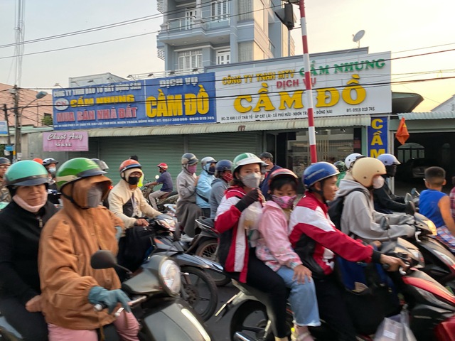 Người xe ùn ùn đổ về TP. HCM sau kỳ nghỉ lễ khiến giao thông ùn tắc - Ảnh 3.