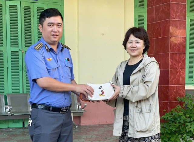 Hai ngày liên tiếp các tổ tàu trả lại số tài sản lớn cho khách bỏ quên- Ảnh 1.
