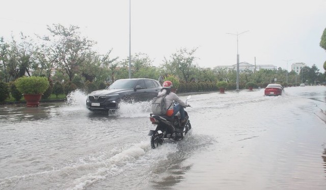Ảnh hưởng của bão số 1 gây ngập một số tuyến giao thông tại Miền trung và Tây nguyên - Ảnh 1.