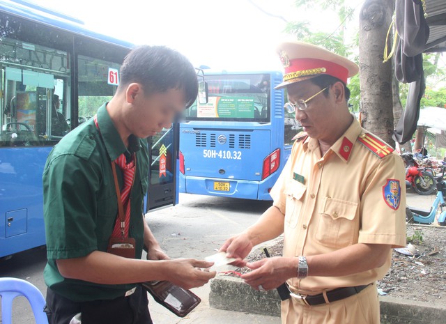 CSGT TP.HCM kiểm tra nồng độ cồn, ma túy đối với tài xế xe buýt - Ảnh 4.
