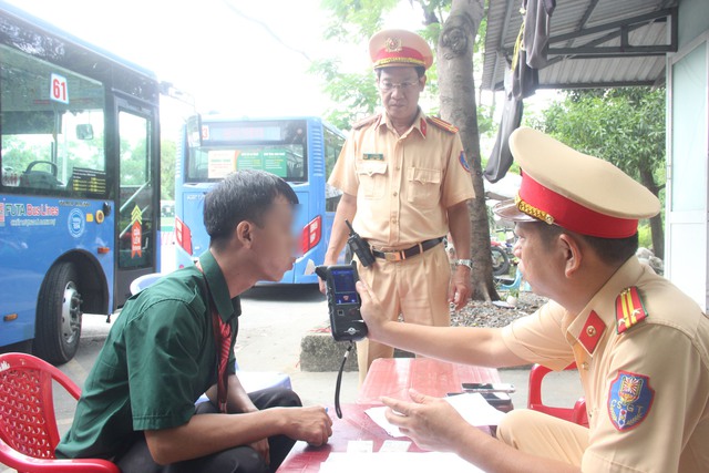 CSGT TP.HCM kiểm tra nồng độ cồn, ma túy đối với tài xế xe buýt - Ảnh 5.