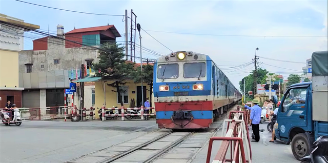 Tăng cường bảo đảm ATGT tại các vị trí giao cắt giữa đường bộ và đường sắt- Ảnh 1.