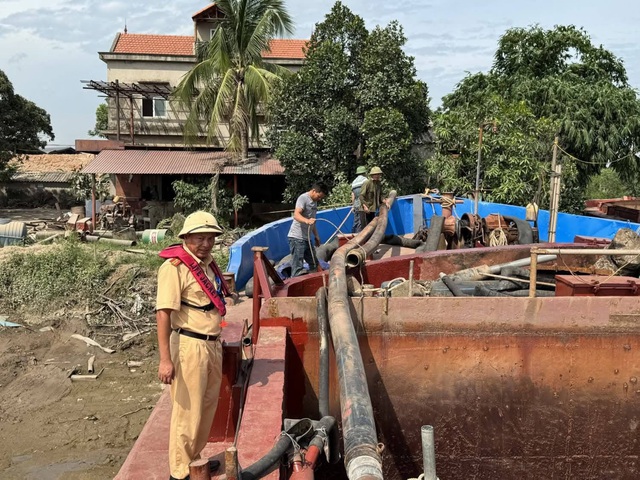 Ra quân kiểm soát phương tiện khai thác, vận chuyển cát trên địa bàn tỉnh Quảng Ninh - Ảnh 2.