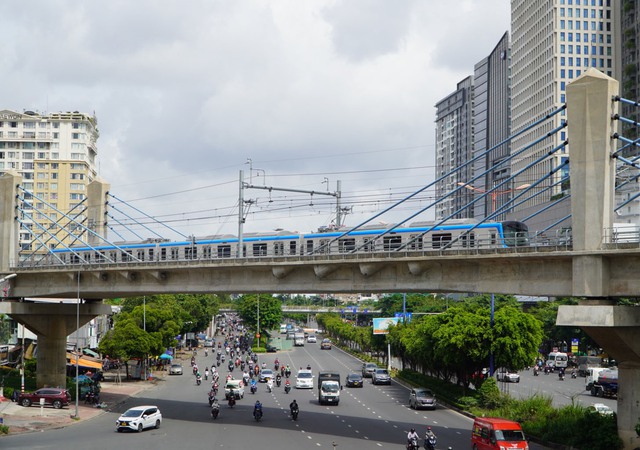 TP.HCM tằng cường chuyến metro số 1, miễn phí xe buýt phục vụ nhu cầu đi lại sau sáp nhập - Ảnh 1.
