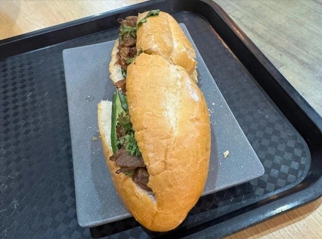 Vụ ổ bánh mì kẹp thịt nướng giá 208 nghìn đồng: Cảng HKQT Nội Bài nói gì? - Ảnh 1.