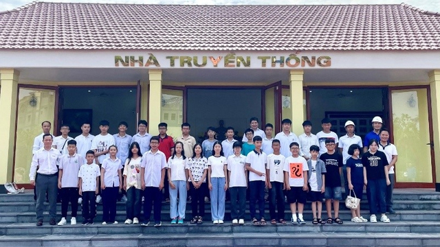 Con em CBCNVC tham quan Nhà máy nhiệt điện Quảng Ninh: Niềm vui nhân đôi, tự hào lan tỏa  - Ảnh 1.