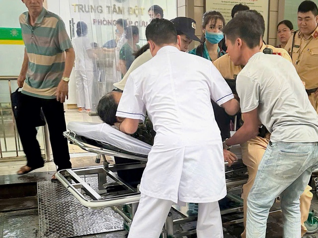 Video CSGT Hà Nội mở đường cho xe đưa người phụ nữ bị đột quỵ đi Bệnh viện Bạch Mai - Ảnh 1.