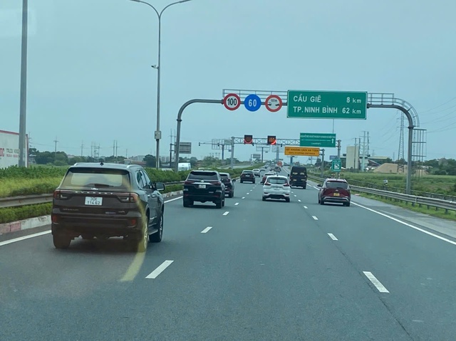 Khẩn trương điều chỉnh biển báo đường bộ để phù hợp sau sáp nhập - Ảnh 1.