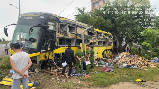 Xe khách gây tai nạn ở Hà Tĩnh: Phù hiệu kinh doanh đã hết hiệu lực - Ảnh 1.