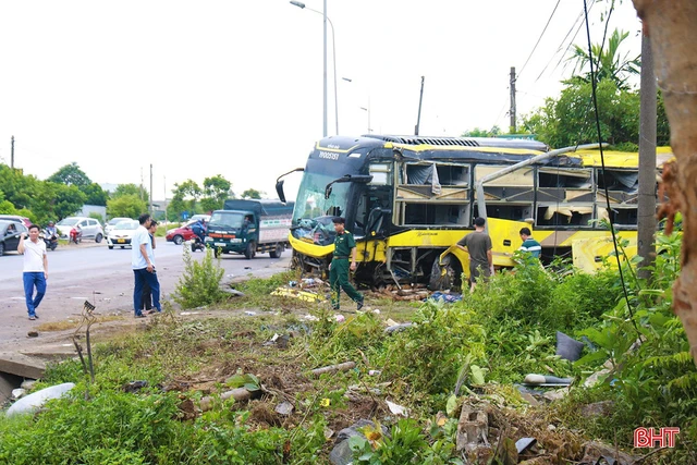Kiểm tra việc cấp giấy phép kinh doanh vận tải nhà xe gây tai nạn tại Hà Tĩnh - Ảnh 1.