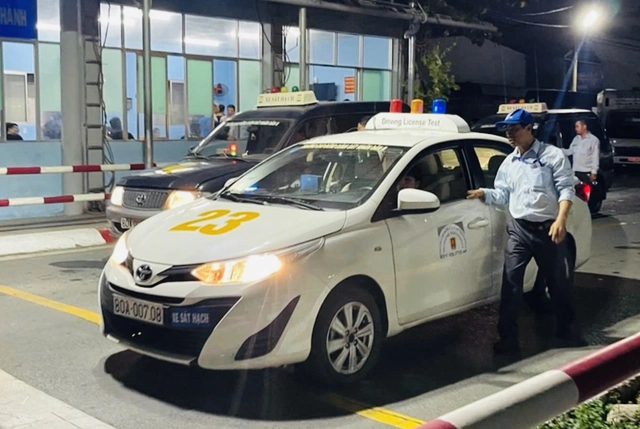 Xuyên đêm thi sát hạch lái xe ở TP.HCM - Ảnh 1.