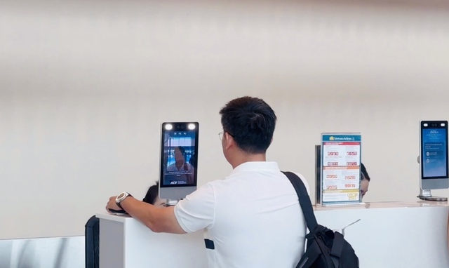Hành khách dễ dàng làm thủ tục quét khuôn mặt qua VneID tại sân bay Tân Sơn Nhất - Ảnh 4.