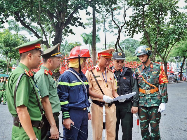 Hà Nội: Nhiều hình ảnh đẹp của các chiến sĩ công an giúp người dân đi xem Tổng hợp luyện lần 2 A80 - Ảnh 8.
