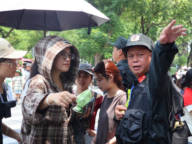 Hà Nội: Nhiều hình ảnh đẹp của các chiến sĩ công an giúp người dân đi xem Tổng hợp luyện lần 2 A80 - Ảnh 4.
