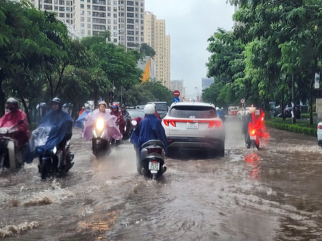 Hà Nội mưa lớn, nhiều tuyến đường ngập sâu, phương tiện di chuyển khó khăn- Ảnh 6.