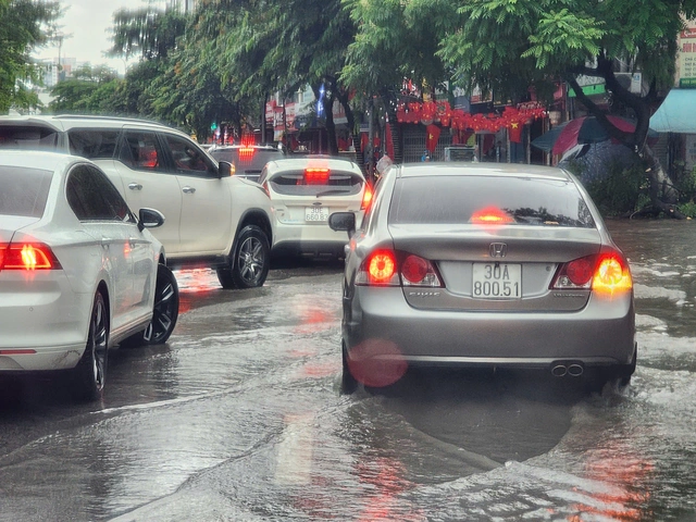 Hà Nội mưa lớn, nhiều tuyến đường ngập sâu, phương tiện di chuyển khó khăn- Ảnh 7.