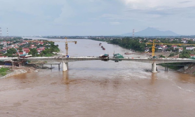 Hợp long cầu Phong Châu mới vượt tiến độ gần 2 tháng - Ảnh 1.
