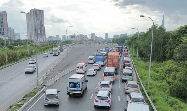 Người dân TP.HCM nghỉ Lễ 2/9 sớm, giao thông cửa ngõ ùn ứ  - Ảnh 1.