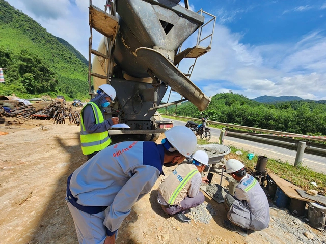 Tăng cường bảo đảm ATGT khi thi công mở rộng tuyến cao tốc La Sơn – Hòa Liên - Ảnh 2.