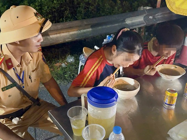 Hà Nội: CSGT kịp thời giúp đỡ hai em nhỏ từ Thanh Hóa ra Hà Nội xem diễu binh bị lạc
- Ảnh 1.