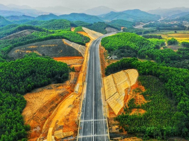 Nghiên cứu bổ sung quy hoạch tuyến cao tốc trục Đông - Tây kết nối Tây Nguyên - Duyên Hải - Ảnh 1.