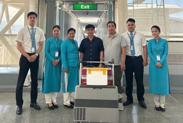 Chuyến bay đặc biệt từ Hà Nội về Huế mang theo cơ hội sống cho bệnh nhân cần ghép tim - Ảnh 1.