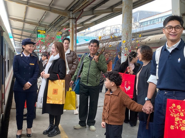 Ngành đường sắt cung ứng hơn 300 nghìn vé tàu Tết Bính Ngọ 2026- Ảnh 1. Ngành đường sắt cung ứng hơn 300 nghìn vé tàu Tết Bính Ngọ 2026- Ảnh 1.