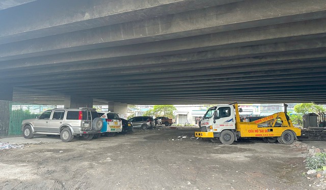 Nhiều gầm cầu ở TP.HCM bị chiếm dụng làm bãi giữ xe - Ảnh 1.
