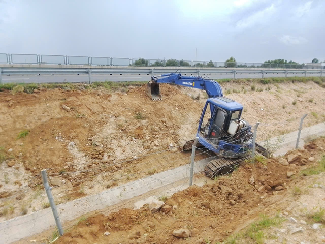 Kiểm tra, xử lý xói lở trên cao tốc Vĩnh Hảo - Phan Thiết - Ảnh 3.