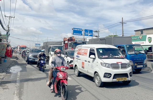 Hàng nghìn người dân lỉnh kỉnh đồ đạc quay lại TP.HCM sau lễ 2/9 - Ảnh 2.