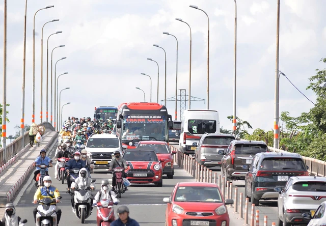 Hàng nghìn người dân lỉnh kỉnh đồ đạc quay lại TP.HCM sau lễ 2/9 - Ảnh 4.