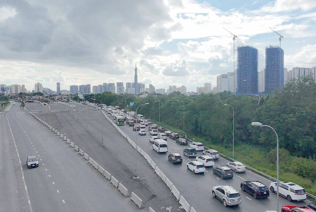 Hàng nghìn người dân lỉnh kỉnh đồ đạc quay lại TP.HCM sau lễ 2/9 - Ảnh 6.