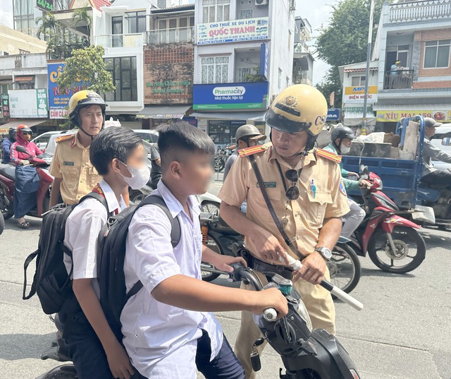 Điểm danh các trường có nhiều học sinh, sinh viên bị CSGT xử phạt vi phạm giao thông - Ảnh 1.