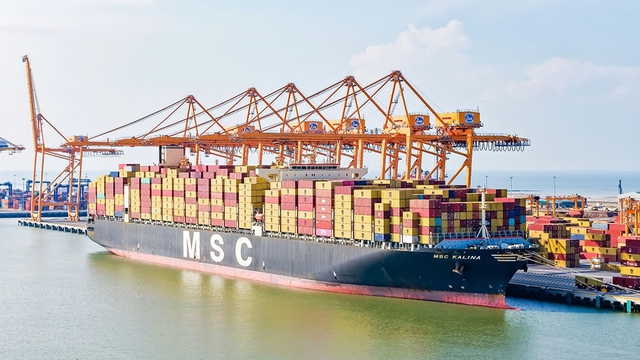 Cận cảnh tàu container lớn nhất từng cập cụm cảng nước sâu Lạch Huyện - Ảnh 1.