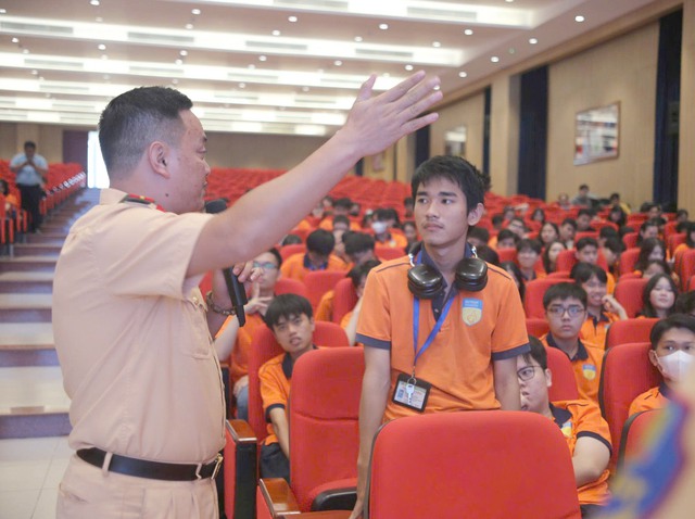 Hơn 400 sinh viên Trường Đại học Công nghệ TP.HCM ký cam kết chấp hành Luật giao thông đường bộ - Ảnh 1.