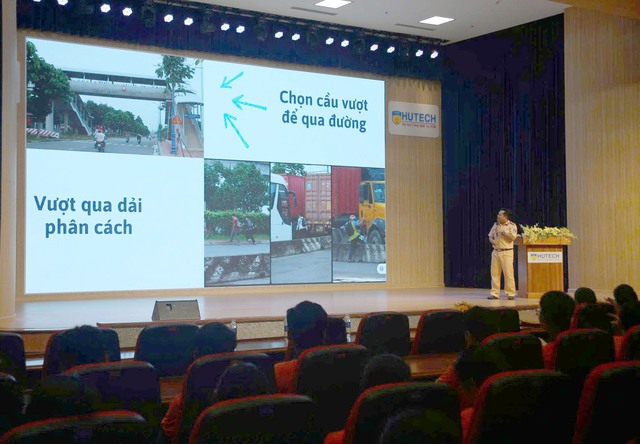 Hơn 400 sinh viên Trường Đại học Công nghệ TP.HCM ký cam kết chấp hành Luật giao thông đường bộ - Ảnh 2.