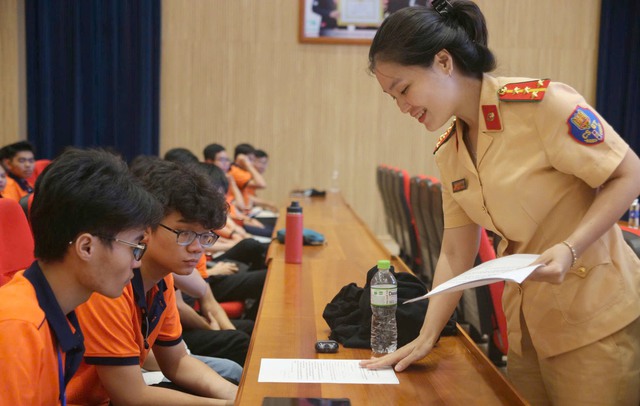 Hơn 400 sinh viên Trường Đại học Công nghệ TP.HCM ký cam kết chấp hành Luật giao thông đường bộ - Ảnh 3.