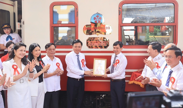 Đoàn tàu Hoa Phượng Đỏ đón gần 581.000 lượt khách, khẳng định thương hiệu chất lượng cao - Ảnh 1.
