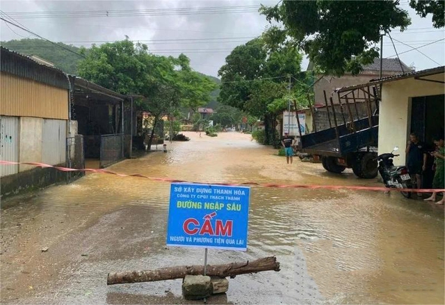 Bão số 10 gây thiệt hại nặng nề tại Nghệ An và Thanh Hóa - Ảnh 1.