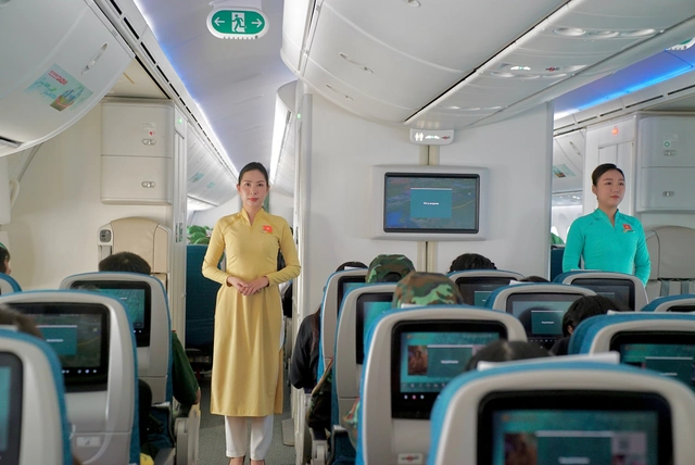 Cận cảnh chuyến bay đặc biệt đưa hơn 360 chiến sĩ hoàn thành nhiệm vụ A80 về TP.HCM - Ảnh 8.
