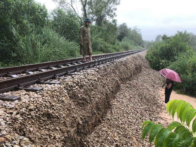 Gián đoạn vận tải đường sắt do bão số 10 (Bualoi) gây ra - Ảnh 1.