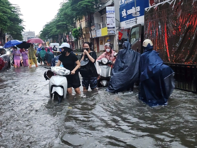 Chùm ảnh: Nhiều tuyến phố Hà Nội ngập sâu, người dân khổ sở di chuyển  - Ảnh 6.