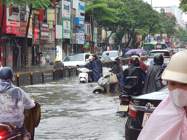 Chùm ảnh: Nhiều tuyến phố Hà Nội ngập sâu, người dân khổ sở di chuyển  - Ảnh 7.