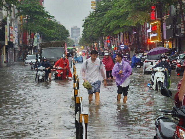Chùm ảnh: Nhiều tuyến phố Hà Nội ngập sâu, người dân khổ sở di chuyển  - Ảnh 10.