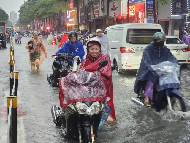 Chùm ảnh: Nhiều tuyến phố Hà Nội ngập sâu, người dân khổ sở di chuyển  - Ảnh 11.