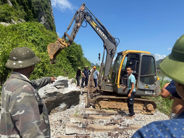 Thông tuyến đường sắt Thống Nhất qua Quảng Trị sau vụ khối đá lớn rơi xuống đường ray- Ảnh 1.