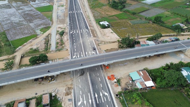 Đẩy nhanh xây dựng các đường gom bổ sung thuộc cao tốc Cam Lâm - Vĩnh Hảo - Ảnh 1.