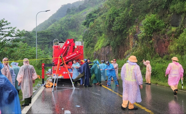 Ô tô con mất lái lao xuống vực sâu trên đèo Bảo Lộc ở Lâm Đồng khiến 2 người thương vong- Ảnh 2.