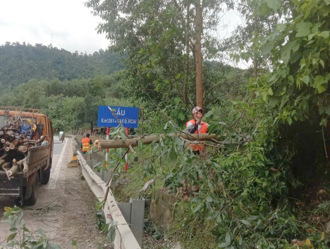 Bảo đảm ATGT trên các tuyến quốc lộ, đường Hồ Chí Minh qua TP. Đà Nẵng và tỉnh Quảng Nam sau mưa bão số 6- Ảnh 1.